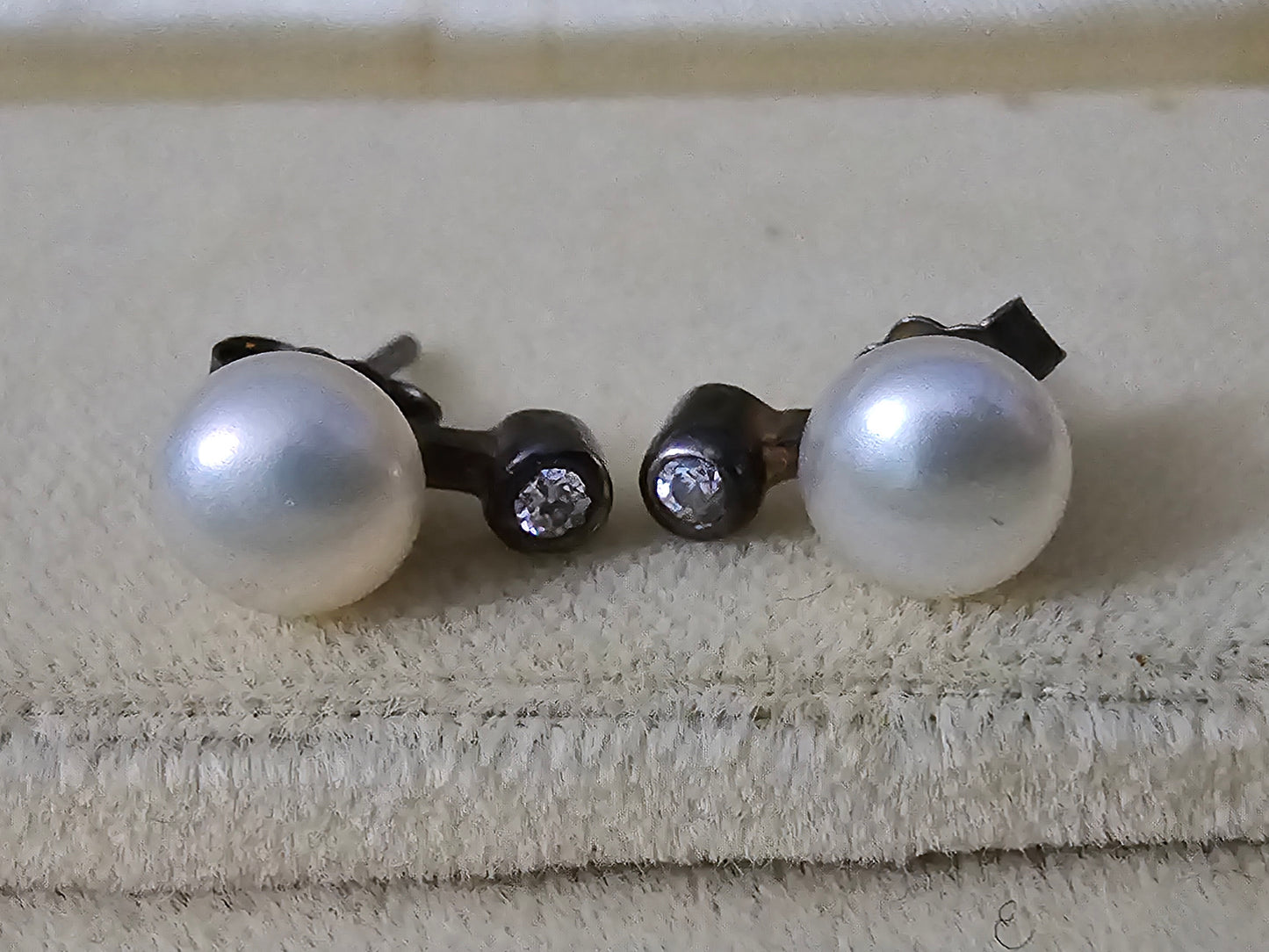 Silver and diamond Akoya pearl earrings in white with an even golden hue, very stylish and perfect for any occasion.