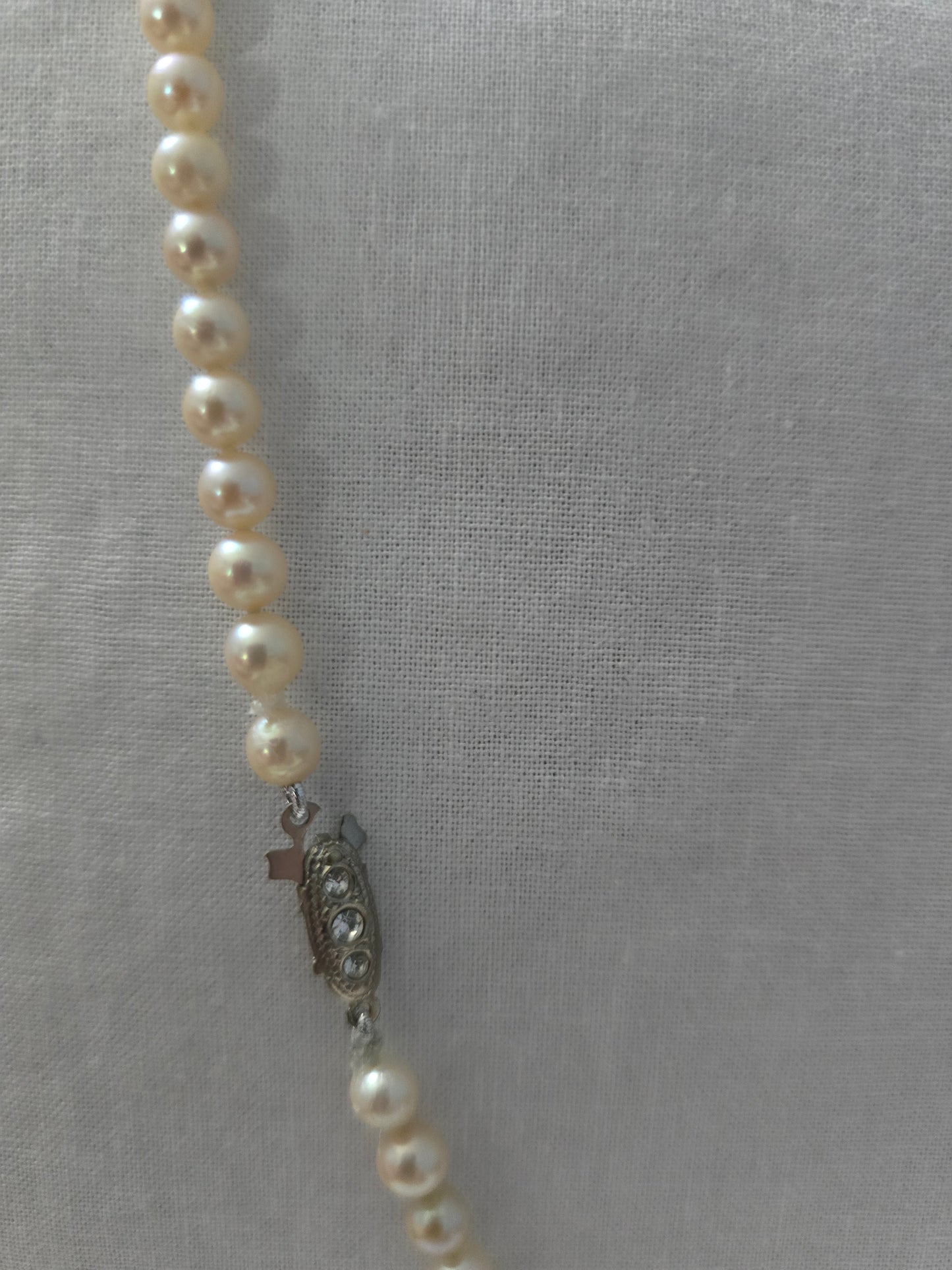 22" Japanese Akoya pearl necklace. Pearls sized between 6.5mm and 7mm each. Great mirror surface and few inclusions. The pearls are white with a gold hue.