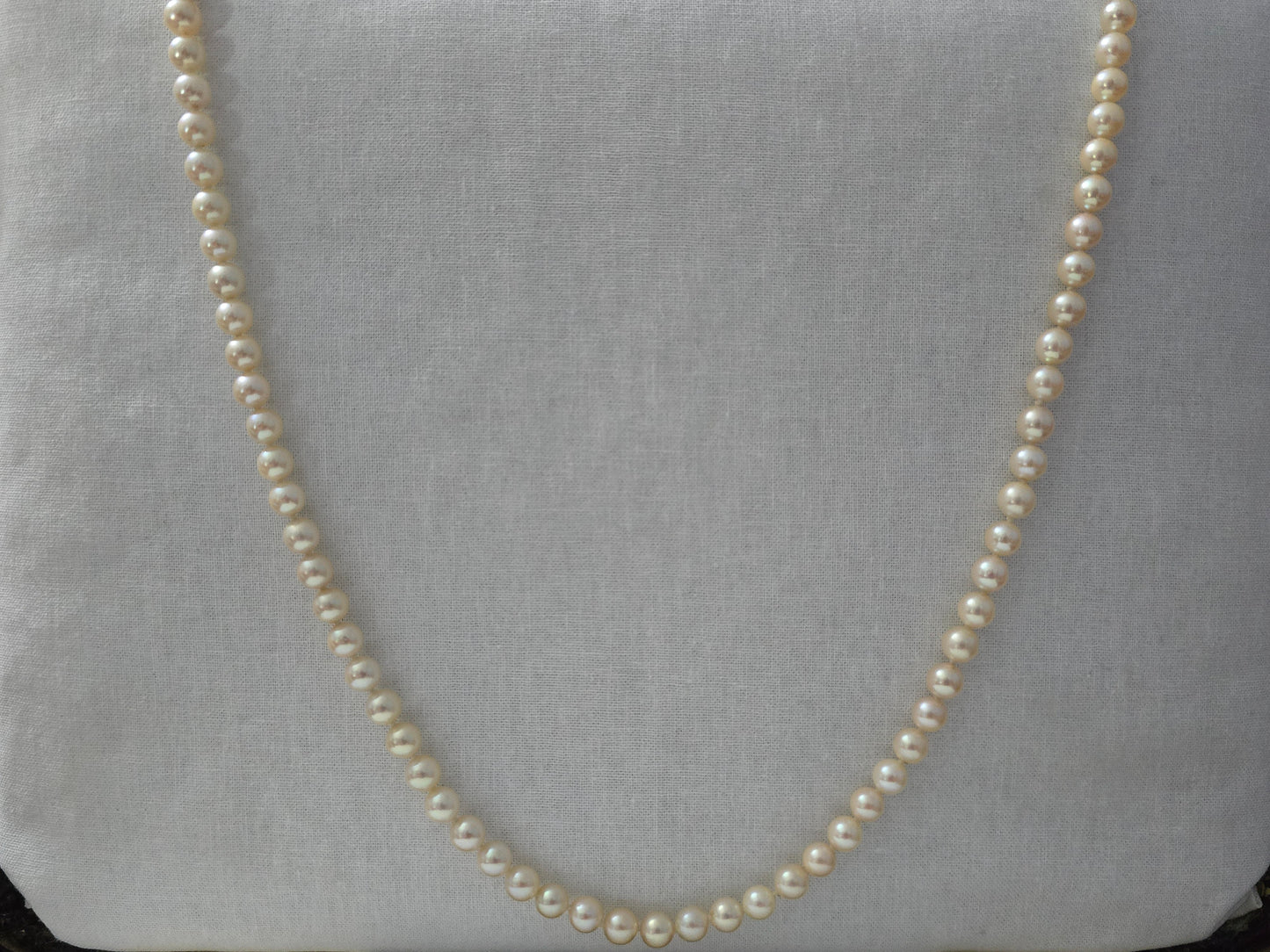 22" Japanese Akoya pearl necklace. Pearls sized between 6.5mm and 7mm each. Great mirror surface and few inclusions. The pearls are white with a gold hue.