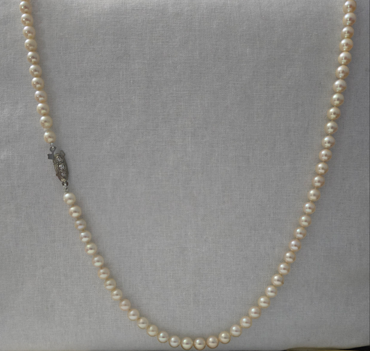 22" Japanese Akoya pearl necklace. Pearls sized between 6.5mm and 7mm each. Great mirror surface and few inclusions. The pearls are white with a gold hue.